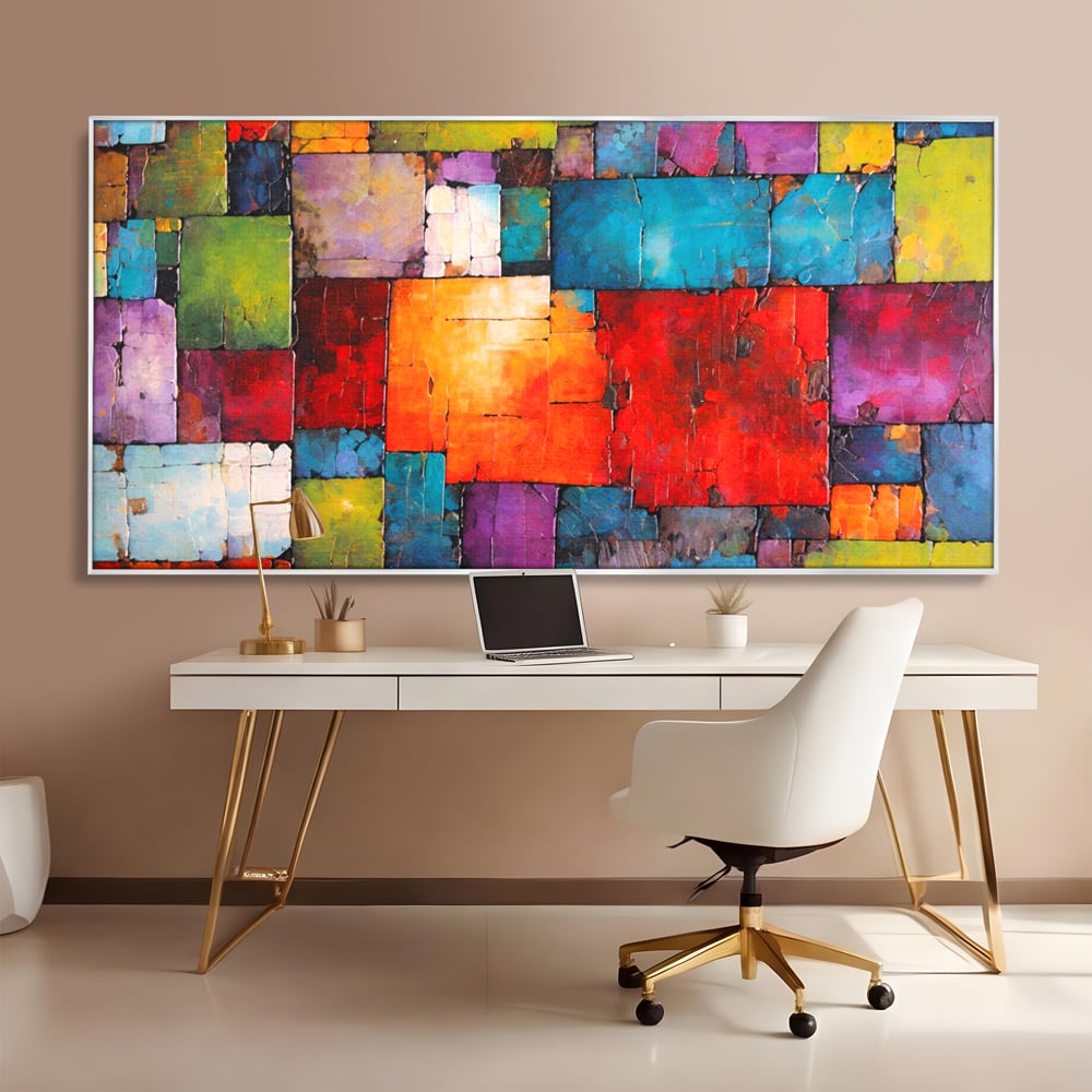 Tablou canvas cu tablou canvas cu mozaic geometric colorat, in rama de aluminiu argintiu, pe perete intr-un birou
