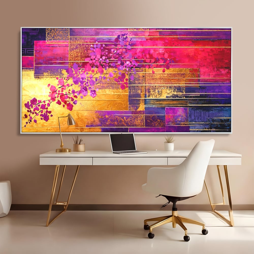 Tablou canvas cu pictura abstracta cu flori roz si linii aurii, in rama de aluminiu argintiu, pe perete intr-un birou