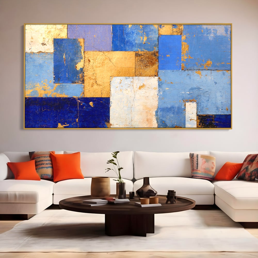Tablou canvas cu pictura abstracta cu dreptunghiuri geometrice, in rama de aluminiu auriu, pe perete intr-un living