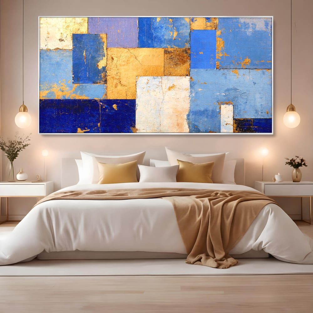 Tablou canvas cu pictura abstracta cu dreptunghiuri geometrice, in rama de aluminiu argintiu, pe perete intr-un dormitor