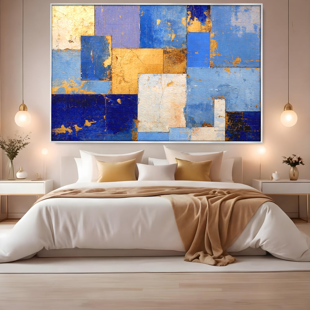 Tablou canvas cu pictura abstracta cu dreptunghiuri geometrice, in rama de aluminiu argintiu, pe perete intr-un dormitor