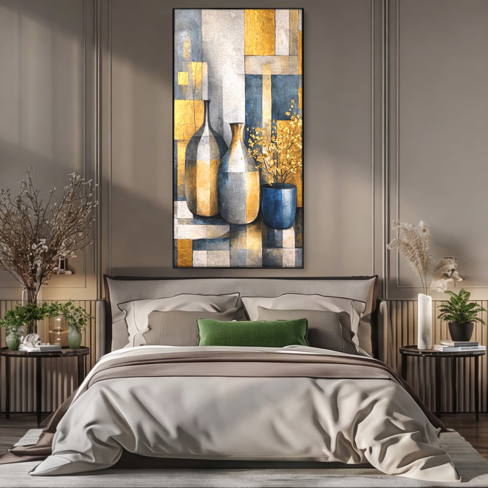 Tablou canvas cu pictura abstracta cu vaze si flori aurite, in rama de aluminiu negru, pe perete intr-un dormitor