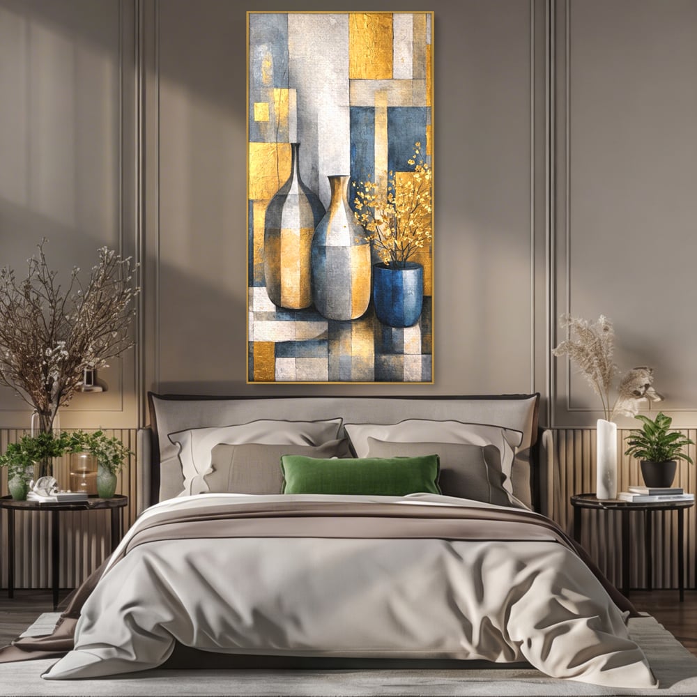 Tablou canvas cu pictura abstracta cu vaze si flori aurite, in rama de aluminiu auriu, pe perete intr-un dormitor