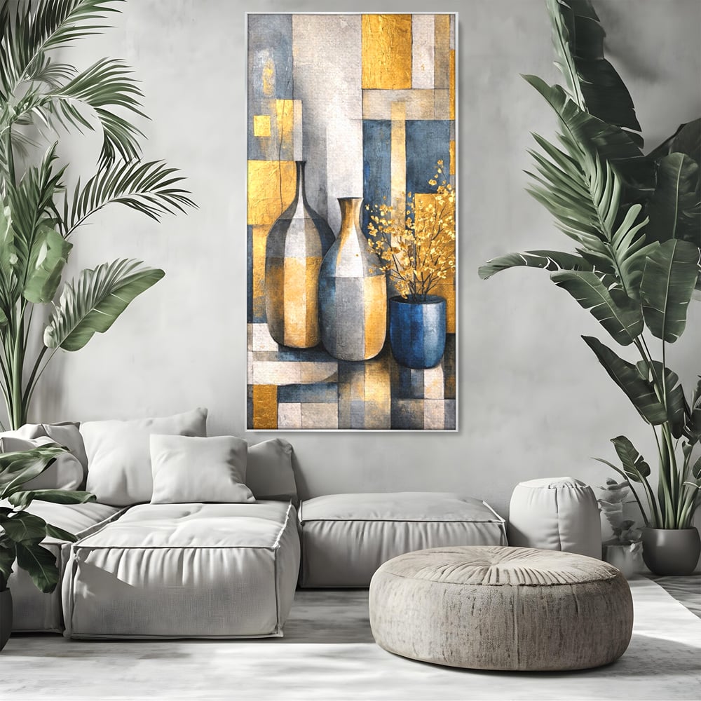 Tablou canvas cu pictura abstracta cu vaze si flori aurite, in rama de aluminiu argintiu, pe perete intr-un living