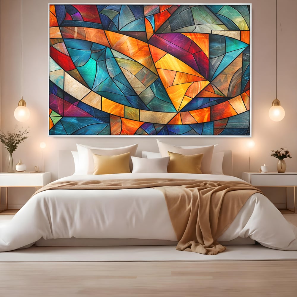 Tablou canvas cu tablou canvas cu mozaic geometric colorat, in rama de aluminiu argintiu, pe perete intr-un dormitor