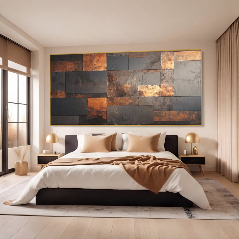 Tablou canvas cu tablou canvas cu placi geometrice metalice, in rama de aluminiu auriu, pe perete intr-un dormitor