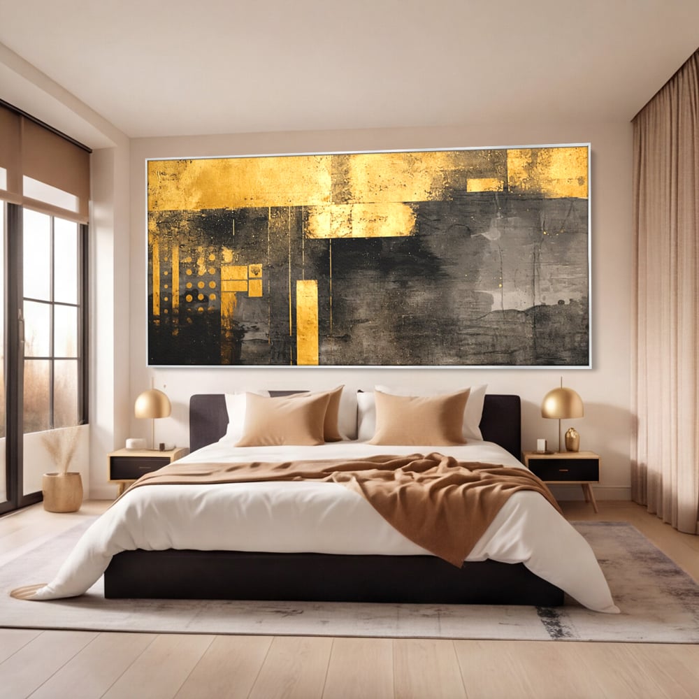Tablou canvas cu pictura abstracta cu forme geometrice aurii, in rama de aluminiu argintiu, pe perete intr-un dormitor