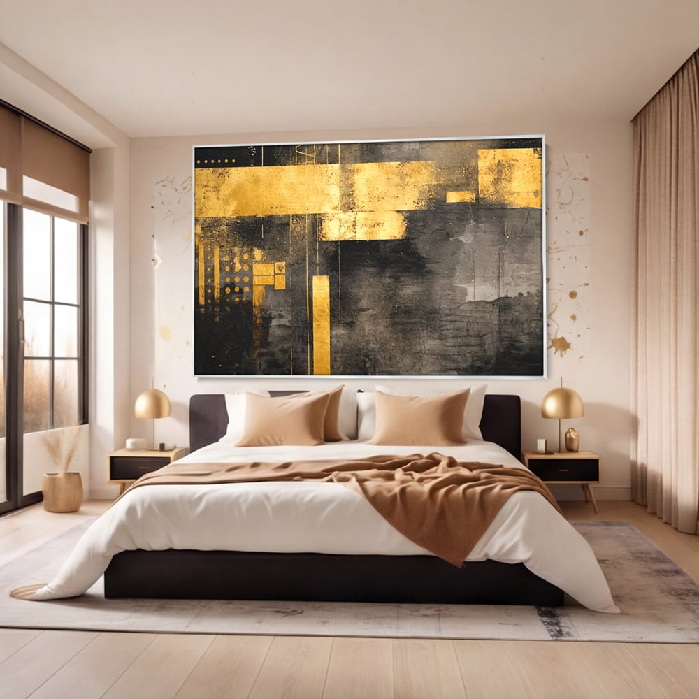 Tablou canvas cu pictura abstracta cu forme geometrice aurii, in rama de aluminiu argintiu, pe perete intr-un dormitor
