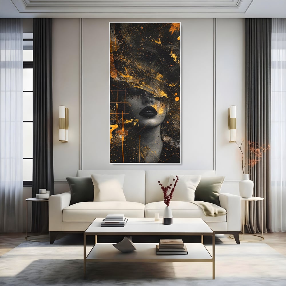 Tablou canvas cu tablou canvas cu portret feminin si pete aurii, in rama de aluminiu argintiu, pe perete intr-un living