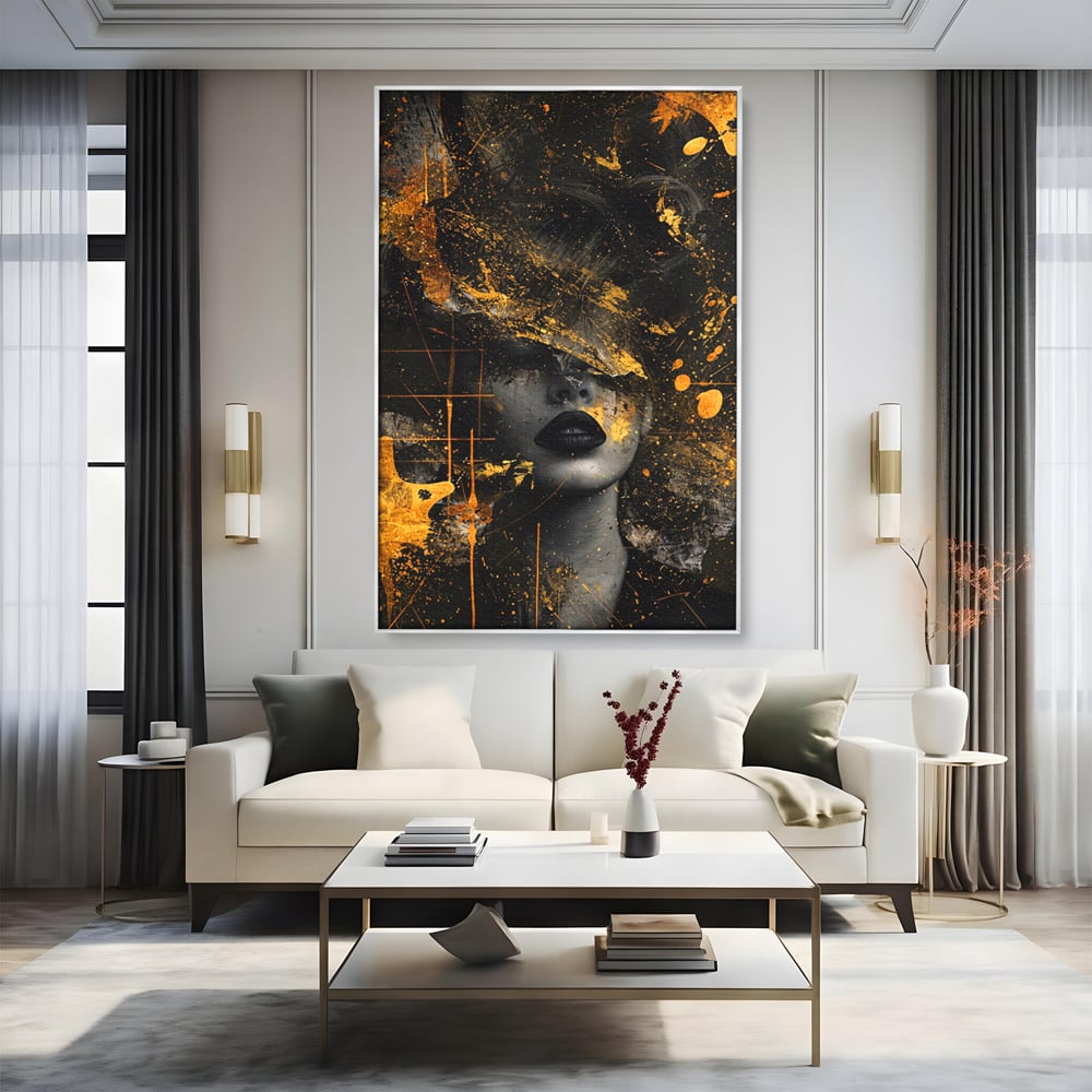 Tablou canvas cu tablou canvas cu portret feminin si pete aurii, in rama de aluminiu argintiu, pe perete intr-un living