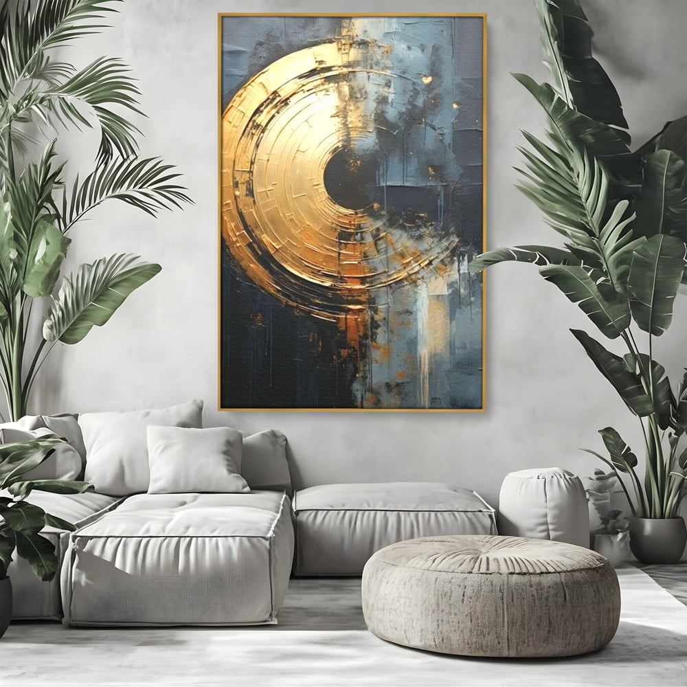Tablou canvas cu tablou abstract cu cerc auriu, in rama de aluminiu auriu, pe perete intr-un living
