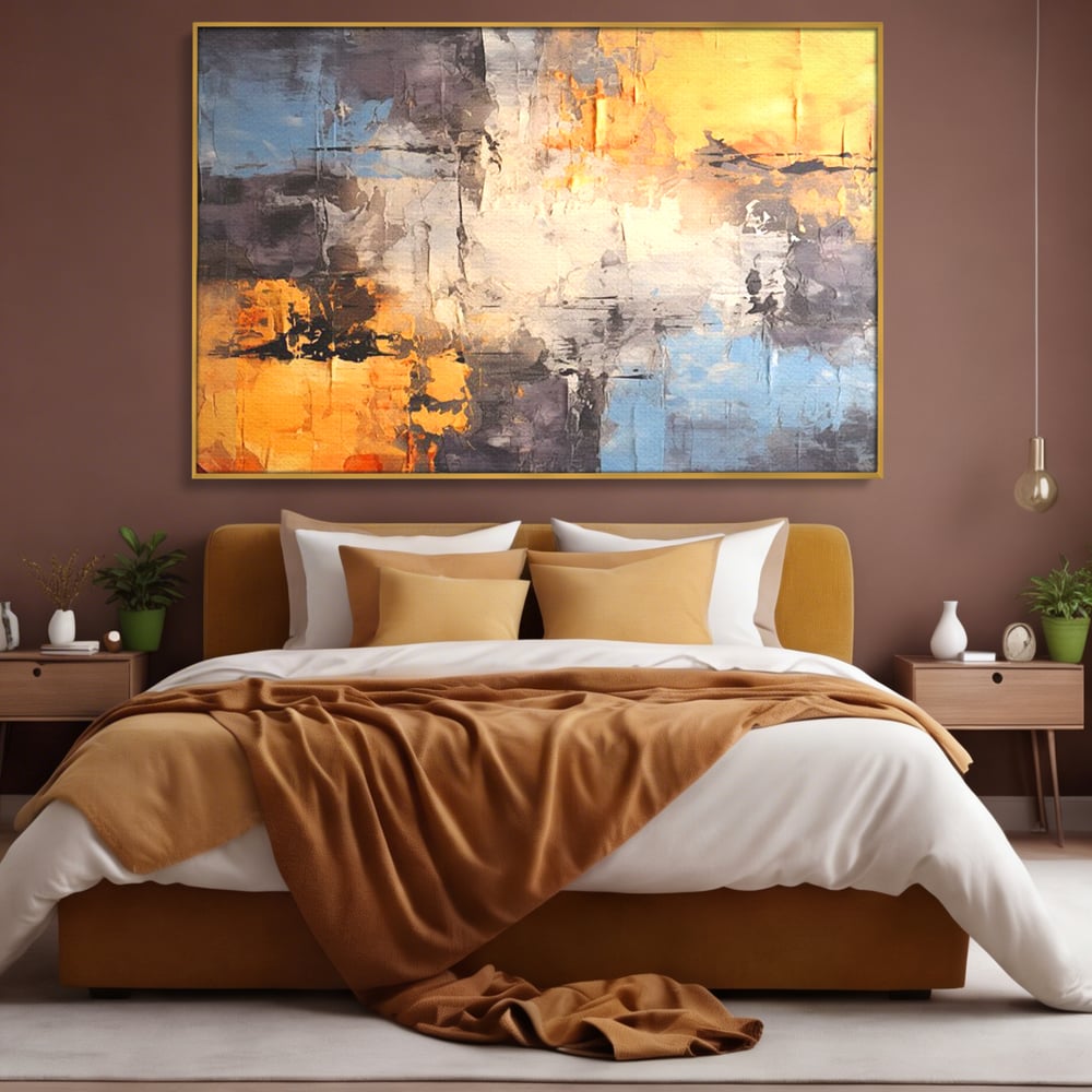 Tablou canvas cu pictura abstracta cu texturi portocalii si gri, in rama de aluminiu auriu, pe perete intr-un dormitor