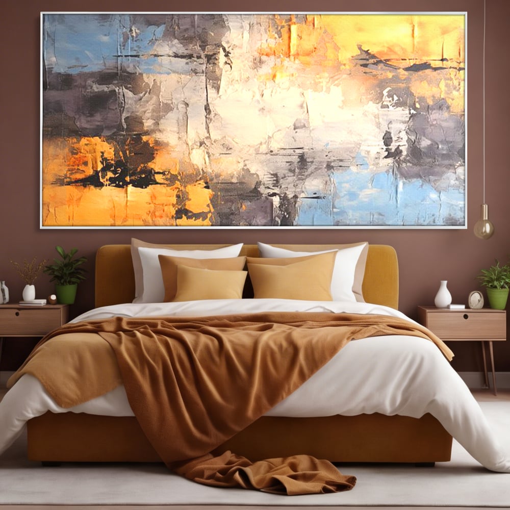 Tablou canvas cu pictura abstracta cu texturi portocalii si gri, in rama de aluminiu argintiu, pe perete intr-un dormitor