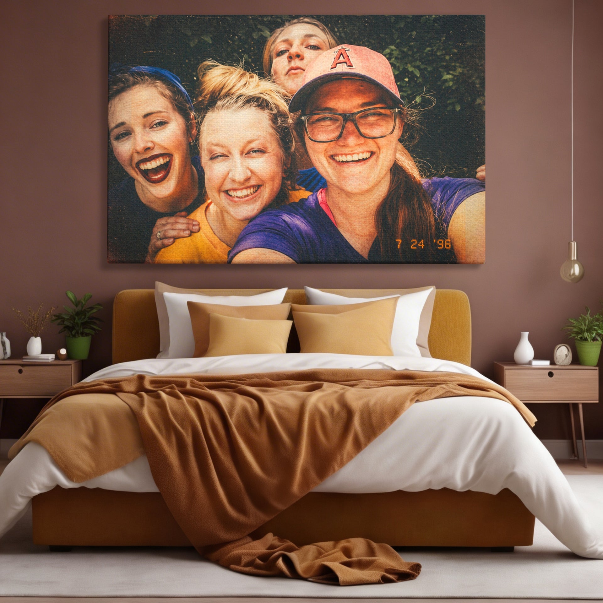 Tablou canvas cu fotografie retro cu patru tinere, pe perete intr-un dormitor