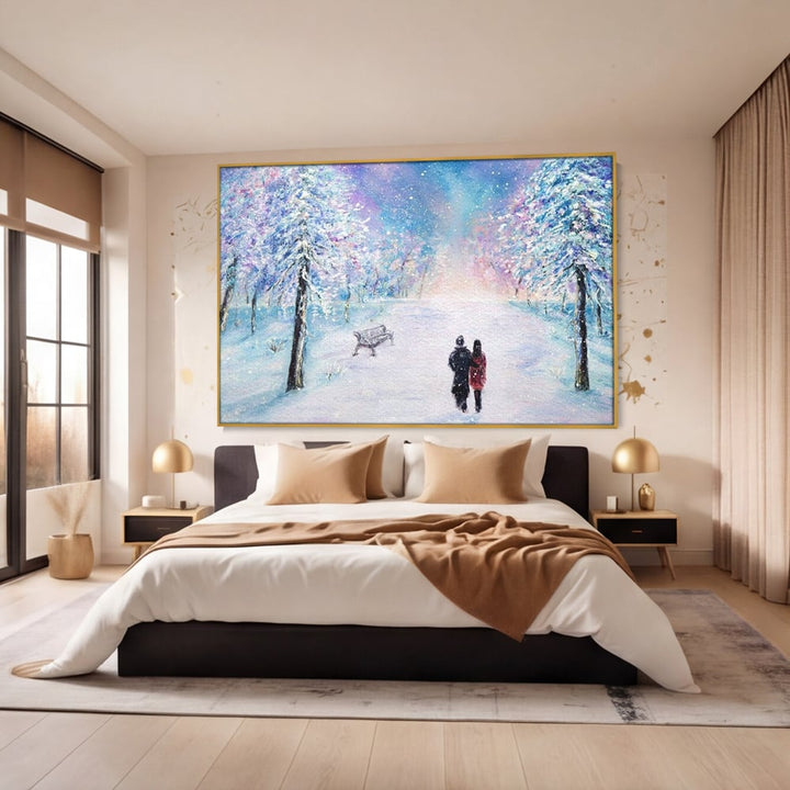Tablou canvas cu tablou pictura cuplu pe zapada, in rama de aluminiu auriu, pe perete intr-un dormitor