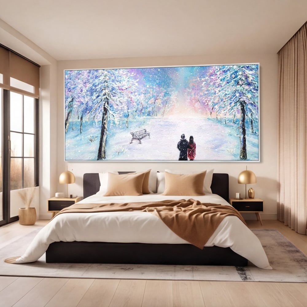 Tablou canvas cu tablou pictura cuplu pe zapada, in rama de aluminiu argintiu, pe perete intr-un dormitor