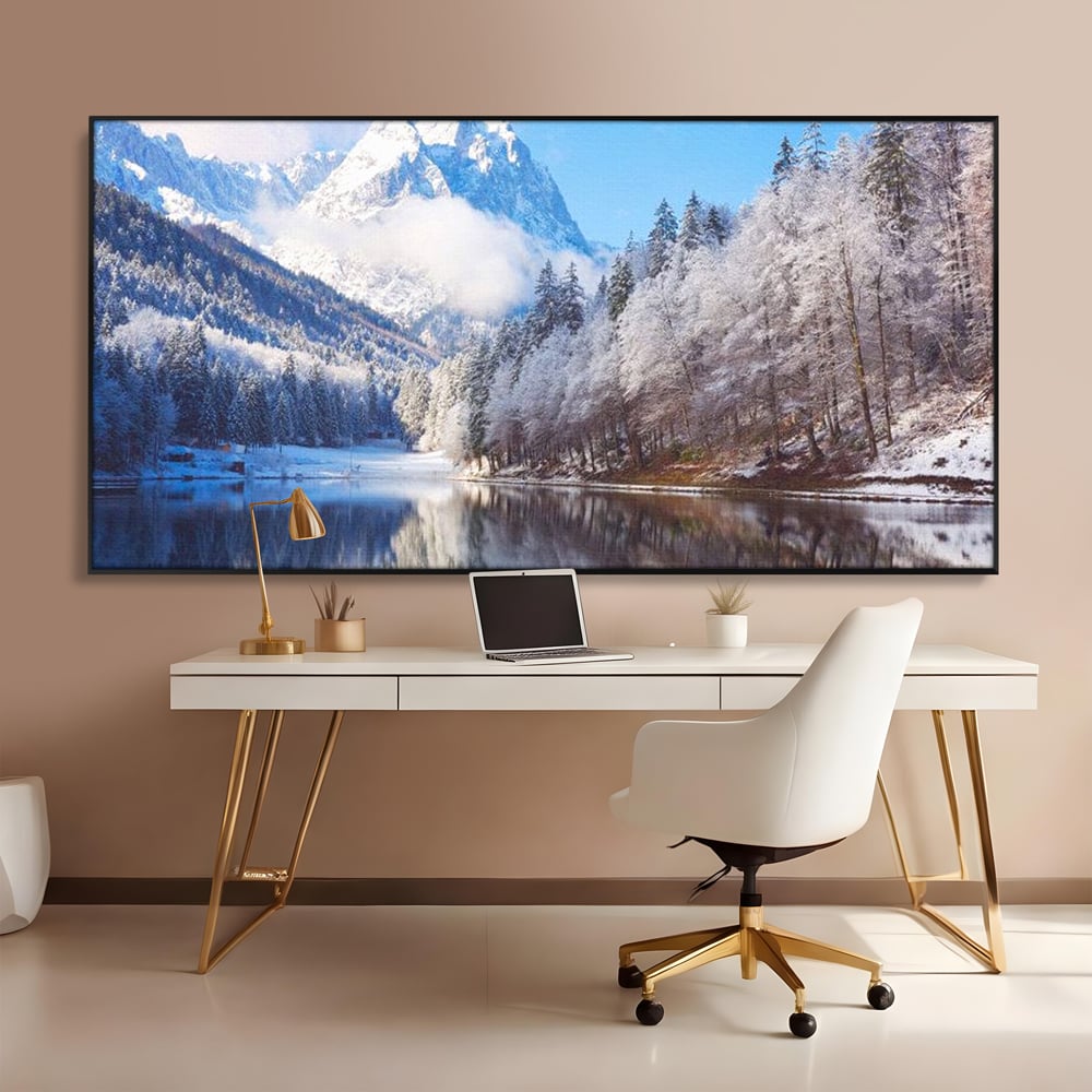 Tablou canvas cu tablou canvas cu peisaj montan iarna, in rama de aluminiu negru, pe perete intr-un birou