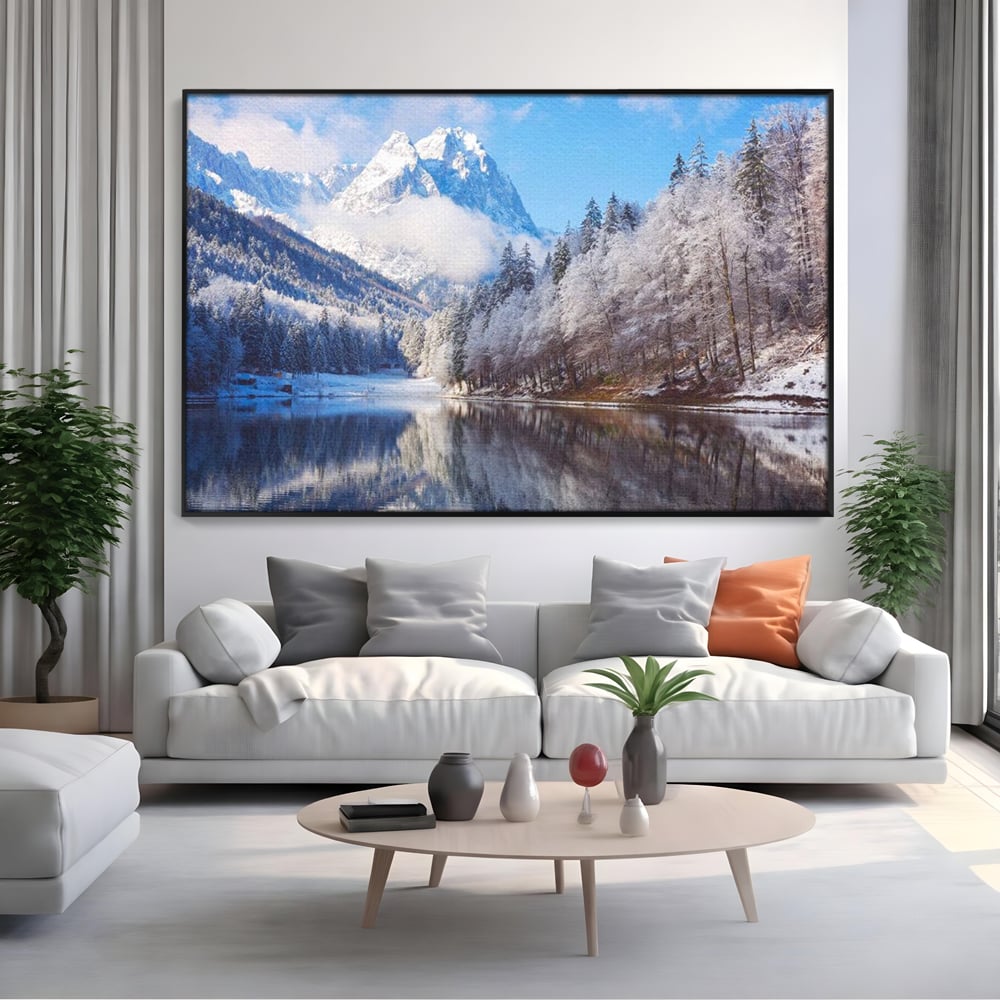 Tablou canvas cu tablou canvas cu peisaj montan iarna, in rama de aluminiu negru, pe perete intr-un living
