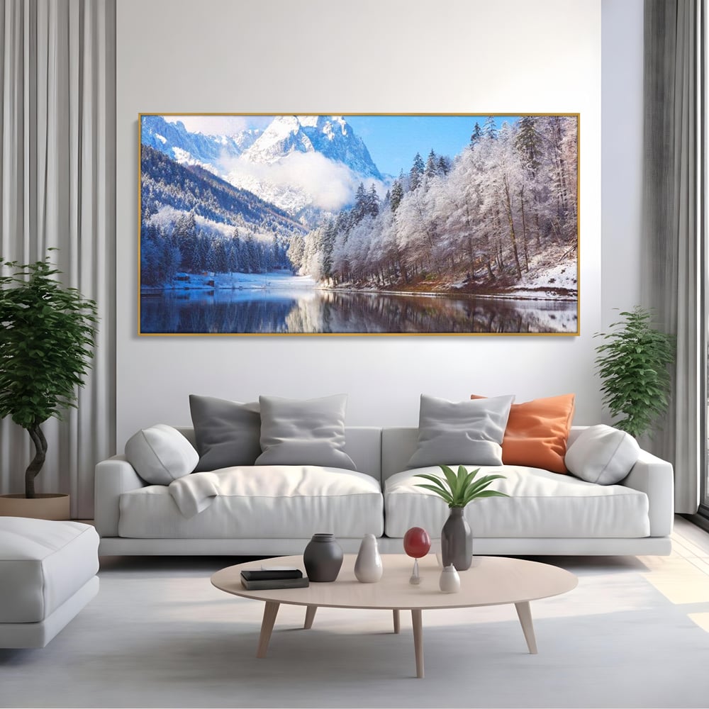 Tablou canvas cu tablou canvas cu peisaj montan iarna, in rama de aluminiu auriu, pe perete intr-un living