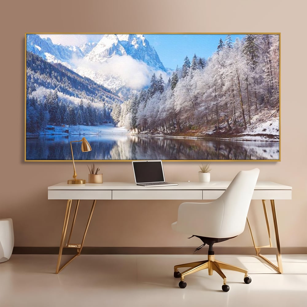 Tablou canvas cu tablou canvas cu peisaj montan iarna, in rama de aluminiu auriu, pe perete intr-un birou