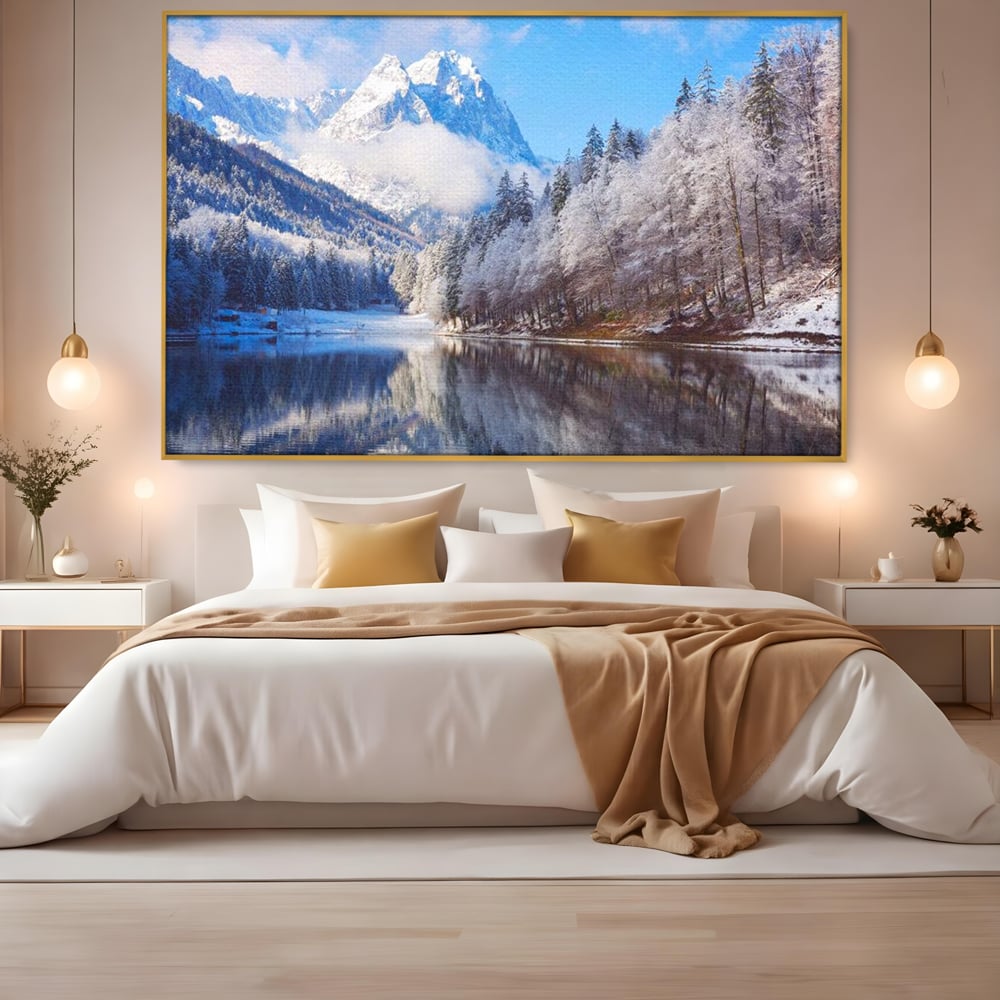 Tablou canvas cu tablou canvas cu peisaj montan iarna, in rama de aluminiu auriu, pe perete intr-un dormitor