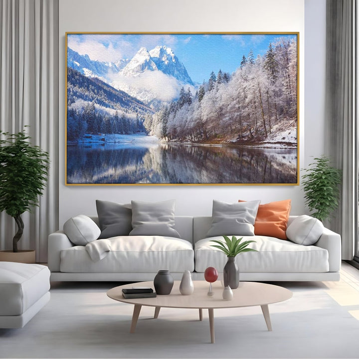 Tablou canvas cu tablou canvas cu peisaj montan iarna, in rama de aluminiu auriu, pe perete intr-un living