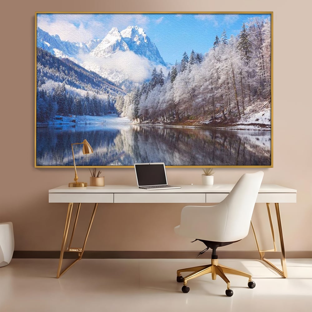 Tablou canvas cu tablou canvas cu peisaj montan iarna, in rama de aluminiu auriu, pe perete intr-un birou