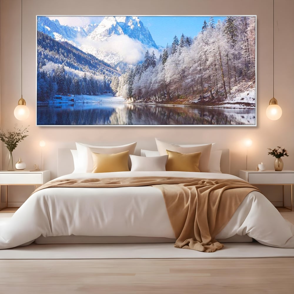 Tablou canvas cu tablou canvas cu peisaj montan iarna, in rama de aluminiu argintiu, pe perete intr-un dormitor
