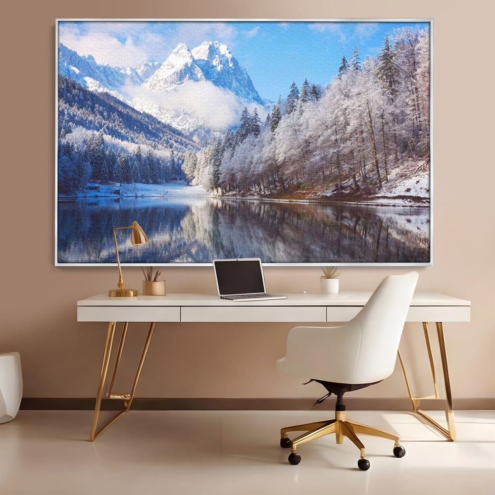 Tablou canvas cu tablou canvas cu peisaj montan iarna, in rama de aluminiu argintiu, pe perete intr-un birou