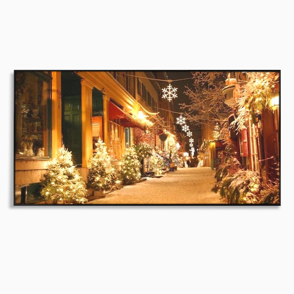 Tablou canvas cu strada ingusta impodobita de craciun, in rama de aluminiu negru