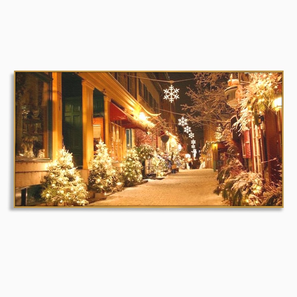 Tablou canvas cu strada ingusta impodobita de craciun, in rama de aluminiu auriu