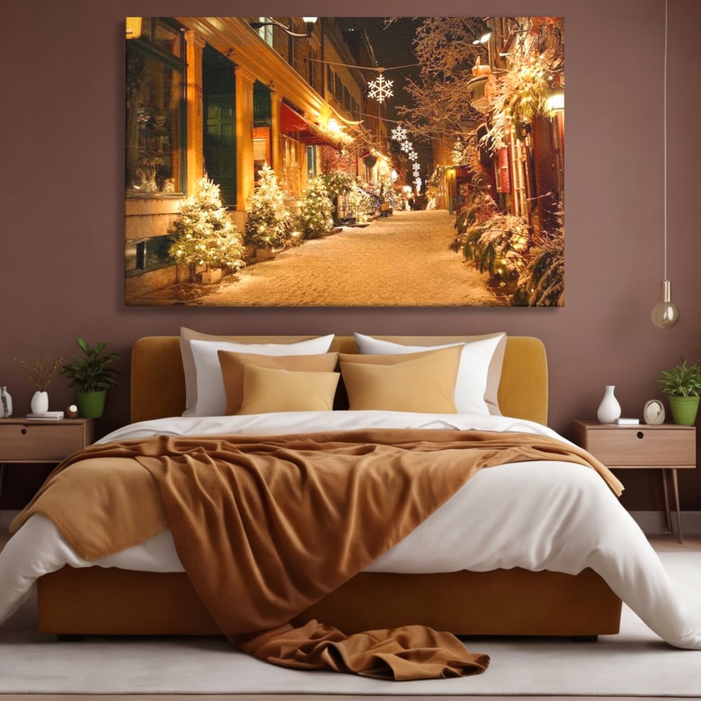 Tablou canvas cu strada ingusta impodobita de craciun, fara rama, pe sasiu de lemn, pe perete intr-un dormitor