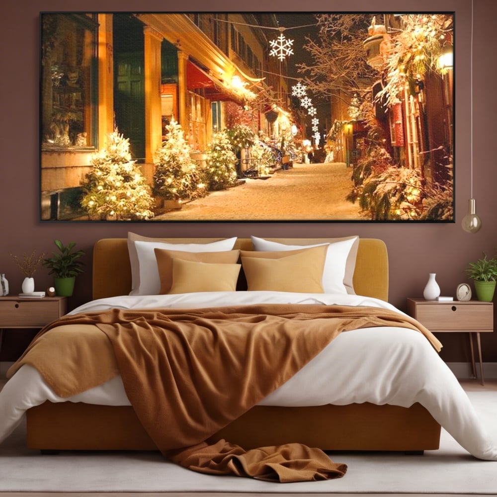 Tablou canvas cu strada ingusta impodobita de craciun, in rama de aluminiu negru, pe perete intr-un dormitor