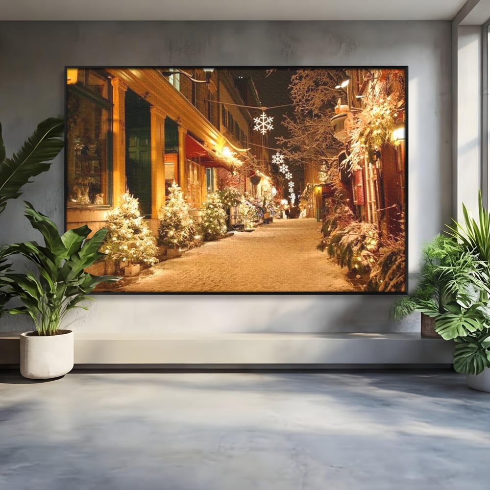 Tablou canvas cu strada ingusta impodobita de craciun, in rama de aluminiu negru