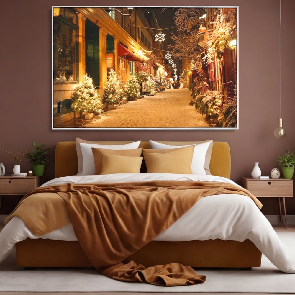 Tablou canvas cu strada ingusta impodobita de craciun, in rama de aluminiu argintiu, pe perete intr-un dormitor