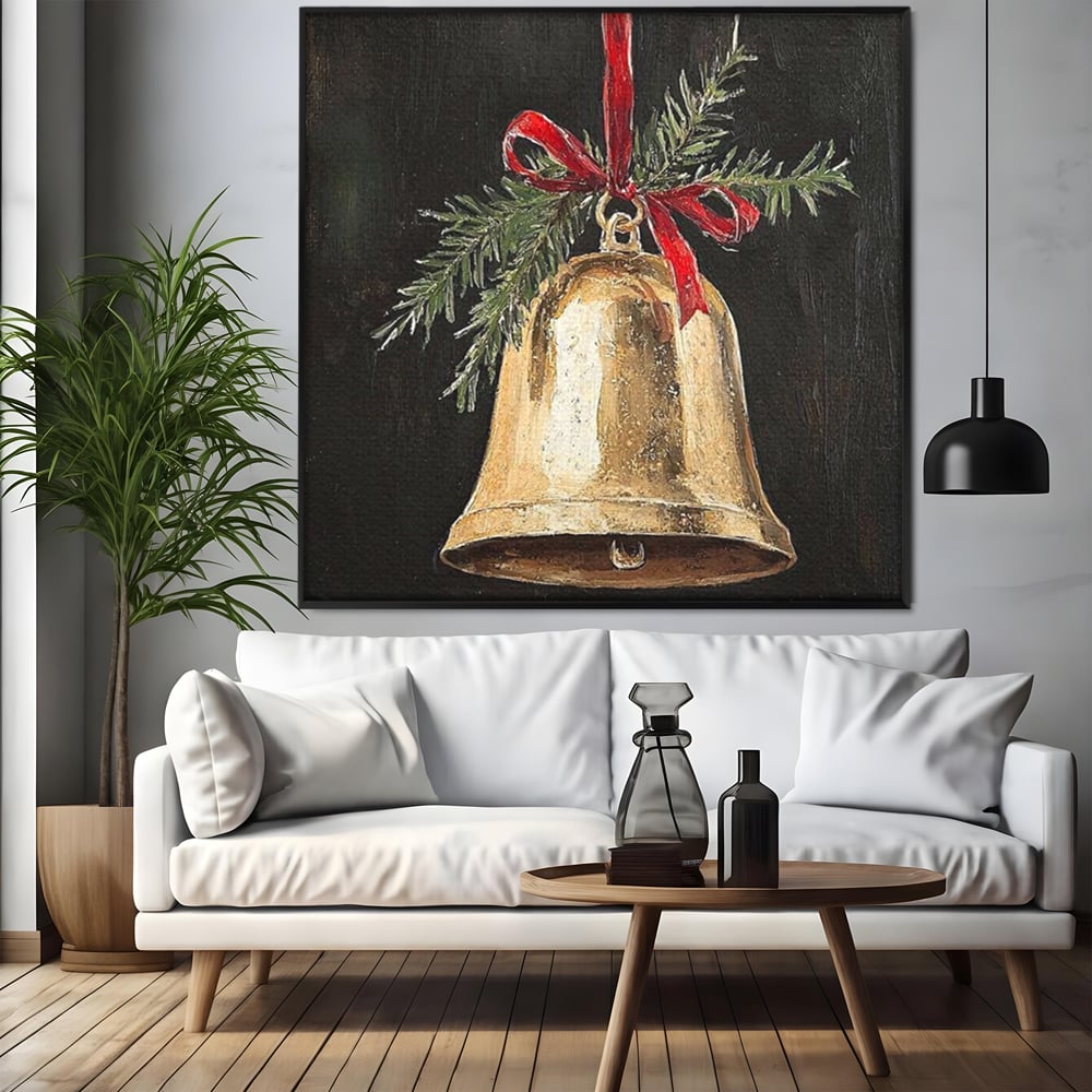 Tablou canvas cu tablou patrat cu clopotel auriu si brad, in rama de aluminiu negru, pe perete intr-un living