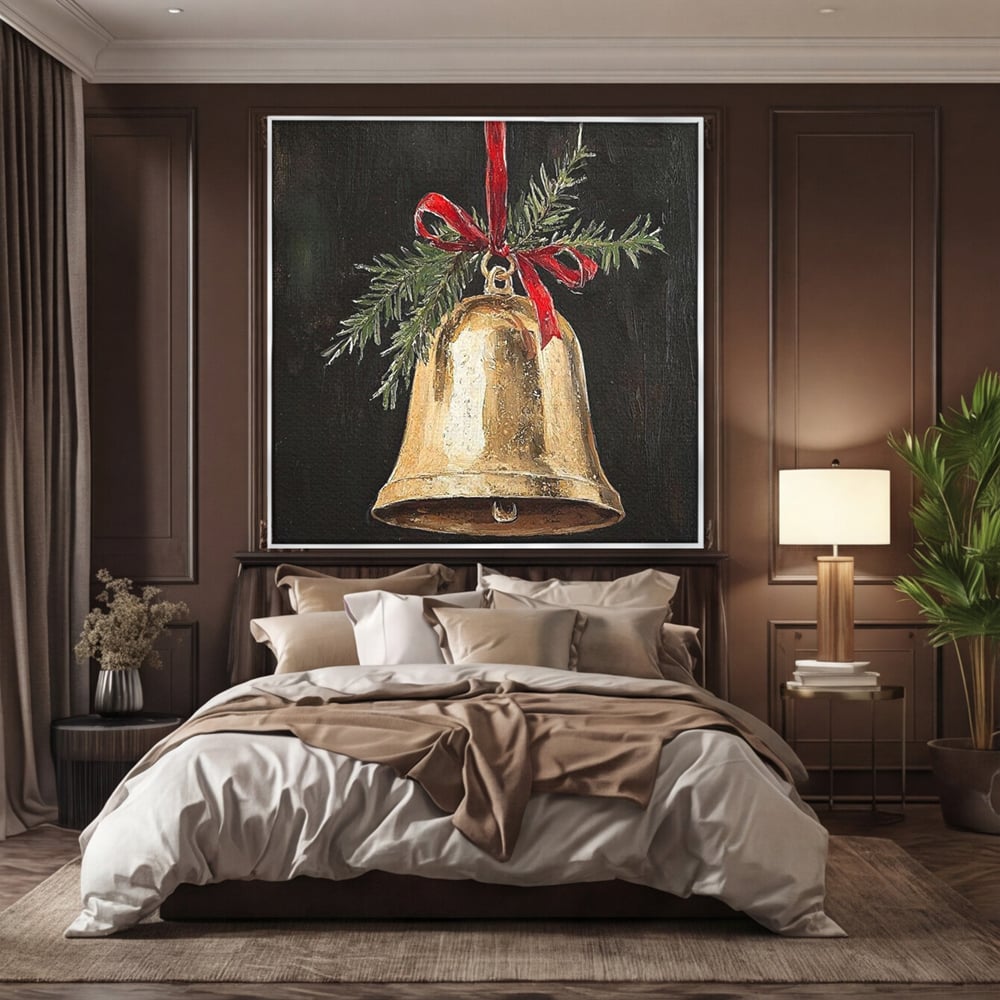 Tablou canvas cu tablou patrat cu clopotel auriu si brad, in rama de aluminiu argintiu, pe perete intr-un dormitor