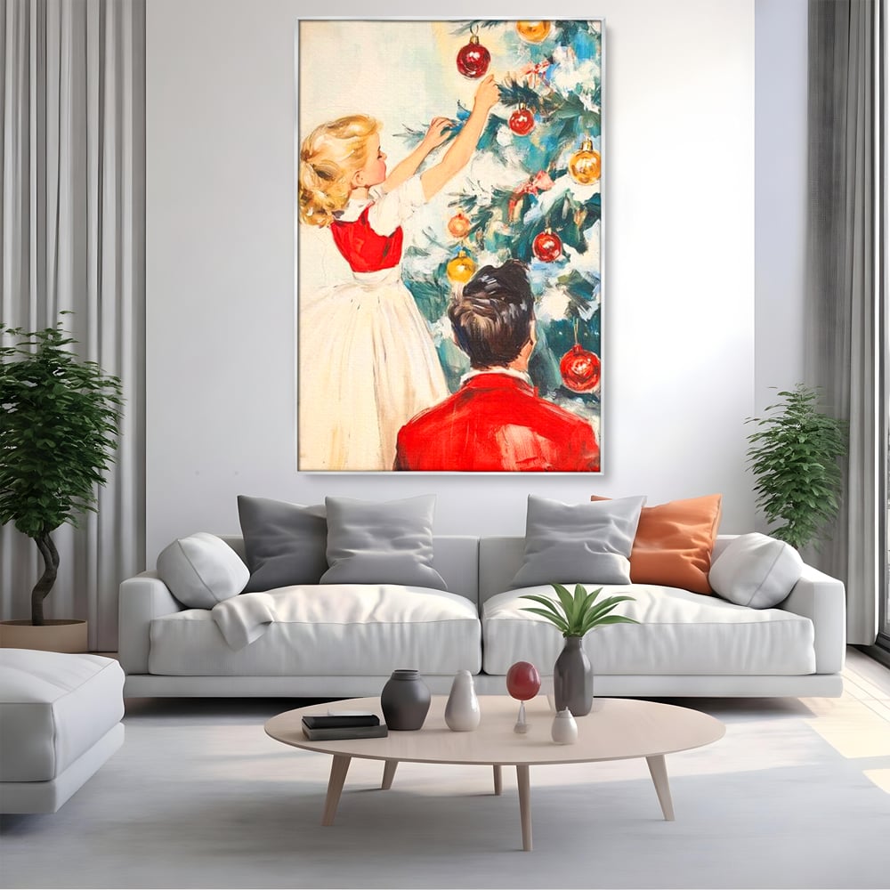 Tablou canvas cu pictura cu fetita impodobind bradul, in rama de aluminiu argintiu, pe perete intr-un living