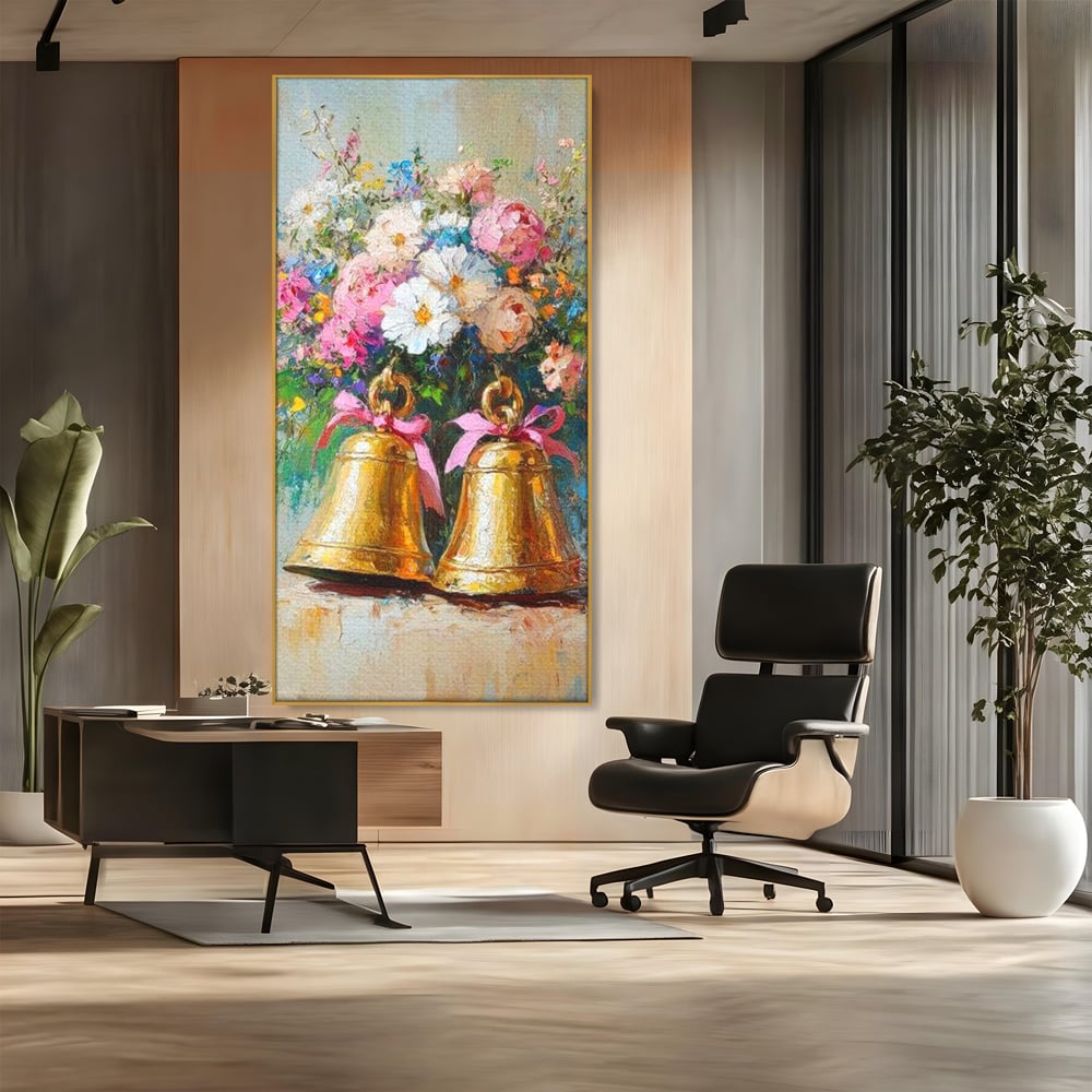 Tablou canvas cu pictura cu clopotei aurii si bujori, in rama de aluminiu auriu, pe perete intr-un birou