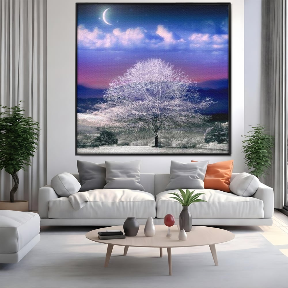 Tablou canvas cu tablou canvas cu peisaj de iarna, in rama de aluminiu negru, pe perete intr-un living