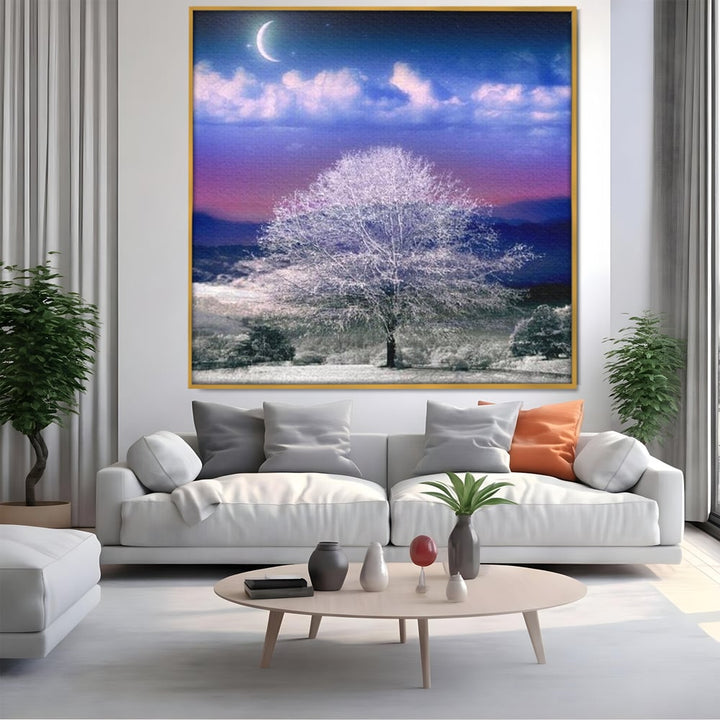Tablou canvas cu tablou canvas cu peisaj de iarna, in rama de aluminiu auriu, pe perete intr-un living
