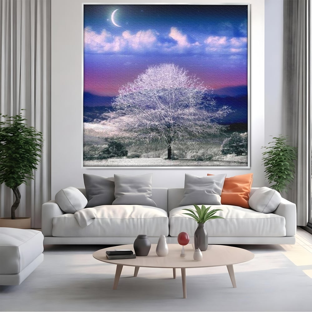 Tablou canvas cu tablou canvas cu peisaj de iarna, in rama de aluminiu argintiu, pe perete intr-un living