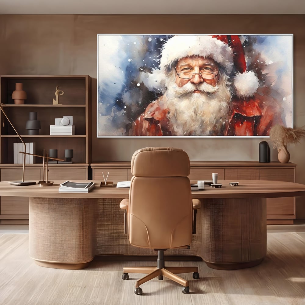 Tablou canvas cu tablou canvas cu mos craciun, in rama de aluminiu argintiu, pe perete intr-un birou