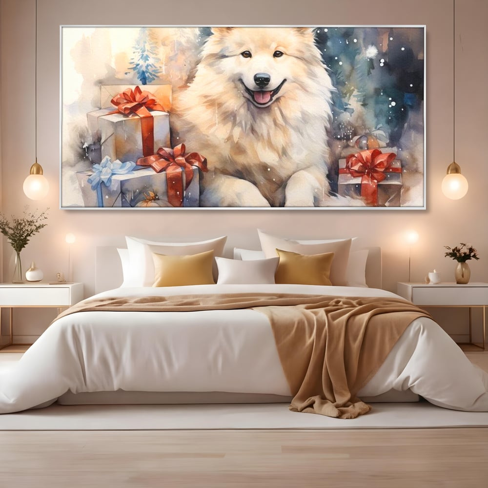 Tablou canvas cu tablou cu caine samoyed si cadouri de craciun, in rama de aluminiu argintiu, pe perete intr-un dormitor