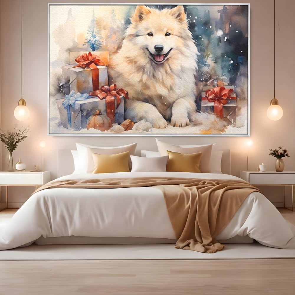 Tablou canvas cu tablou cu caine samoyed si cadouri de craciun, in rama de aluminiu argintiu, pe perete intr-un dormitor