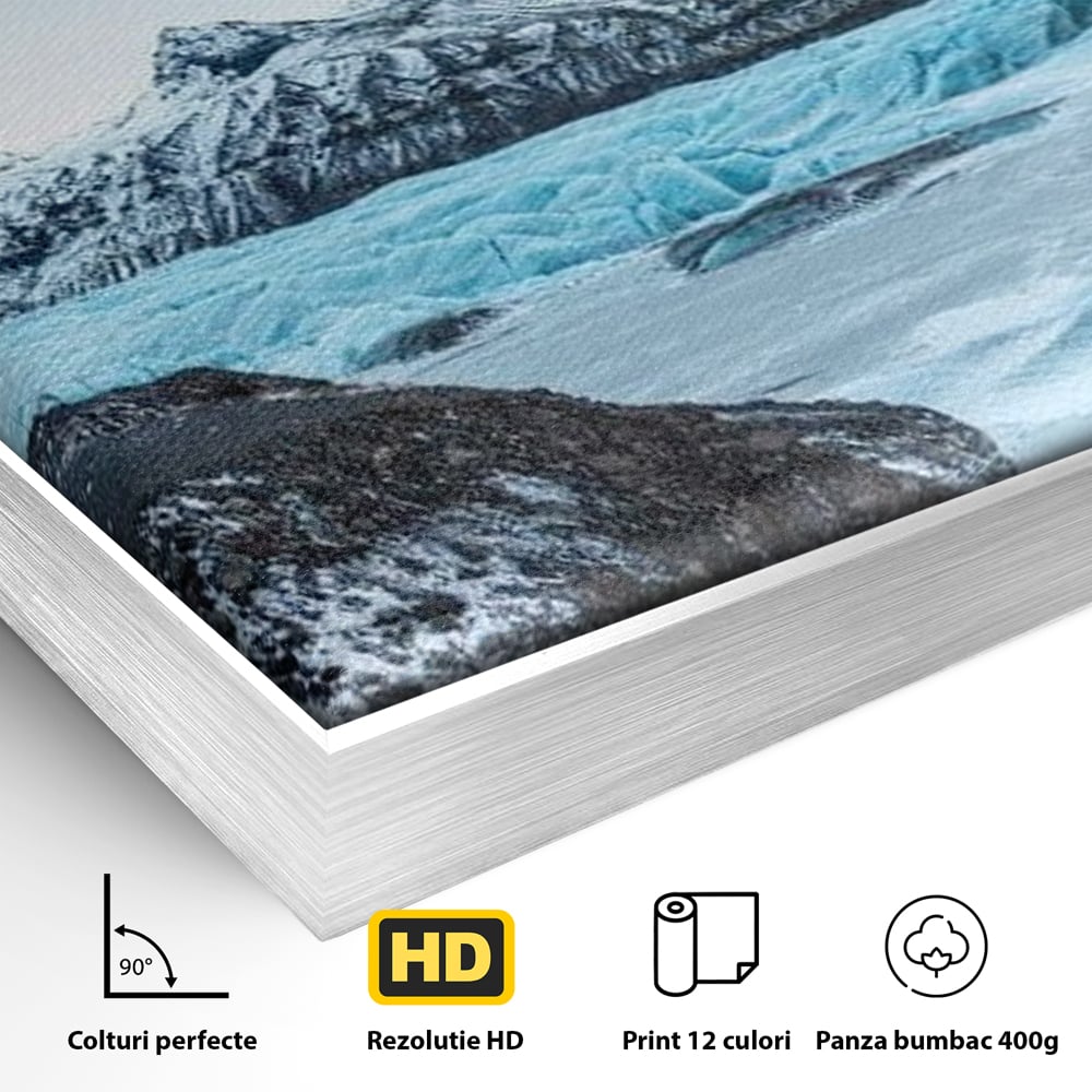 Detaliu al suprafetei: tablou canvas cu peisaj glaciar, in rama de aluminiu argintiu