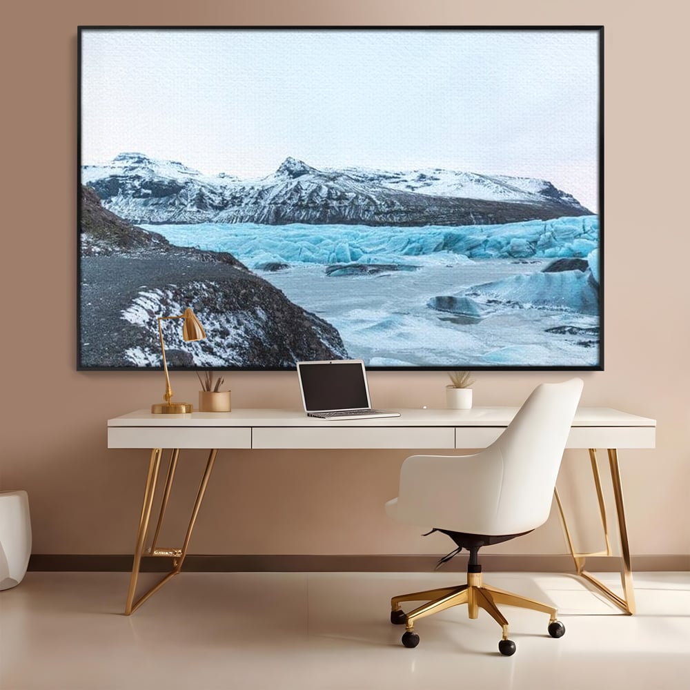 Tablou canvas cu tablou canvas cu peisaj glaciar, in rama de aluminiu negru, pe perete intr-un birou