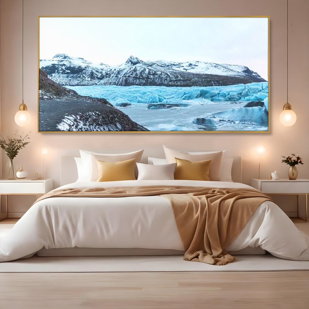 Tablou canvas cu tablou canvas cu peisaj glaciar, in rama de aluminiu auriu, pe perete intr-un dormitor