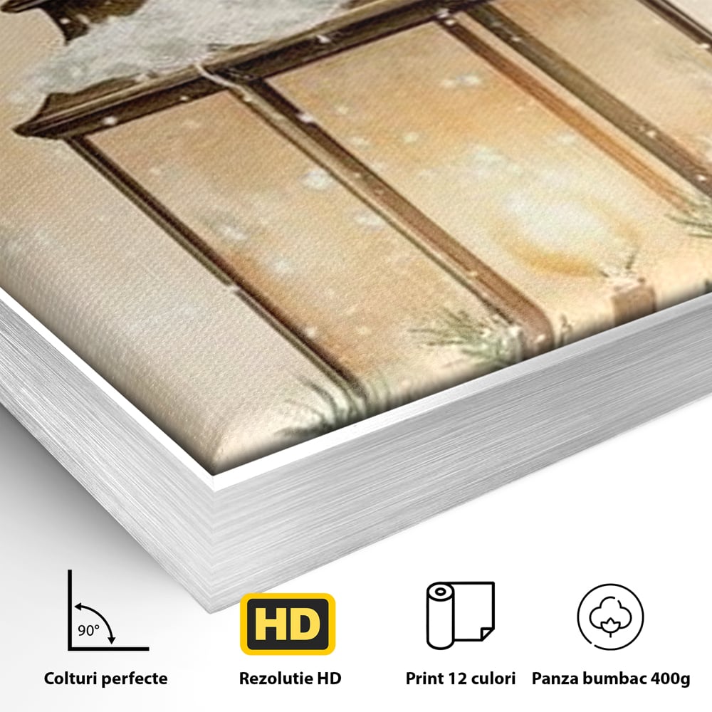 Detaliu al suprafetei: tablou canvas cu felinar de iarna, in rama de aluminiu argintiu