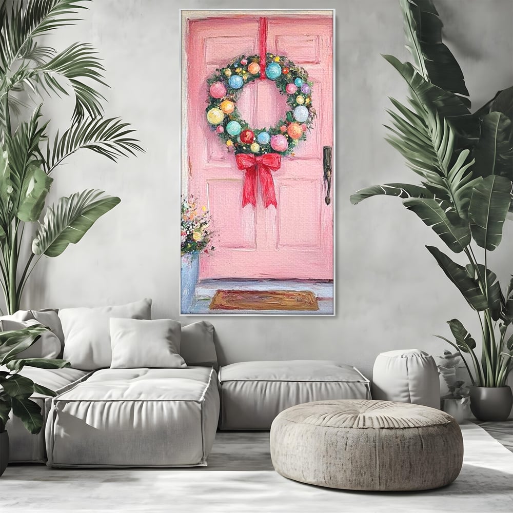 Tablou canvas cu pictura cu usa roz si coronita de craciun, in rama de aluminiu argintiu, pe perete intr-un living